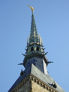 Standbeeld van Aartsengel Michaël boven op de torenspits