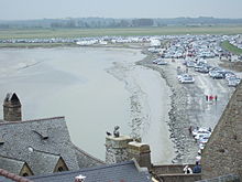 Dæmningen, der forbinder Mont Saint-Michel med fastlandet, og som er ansvarlig for den massive ophobning af mudder og sediment i området.