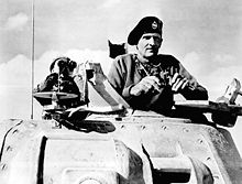 Montgomery em um tanque Grant no norte da África, novembro de 1942. Seu ajudante (mostrado atrás dele olhando através de binóculos) foi morto em ação em 1945.