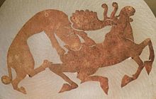 Zadel uit de ijzertijd uit Siberië, met de afbeelding van een eland die wordt opgejaagd door een Siberische tijger.