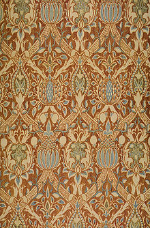 Granada tecida em veludo de seda bordada com fio dourado e áreas azuis estampadas em bloco, projetada por William Morris.