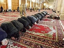 Uomini che pregano in una moschea.