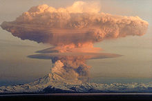 Nube de erupción del 21 de abril de 1990 del volcán Redoubt vista al oeste desde la península de Kenai