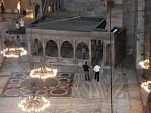 Müezzin Mahfili, the pedestal of the muezzin in the Hagia Sophia; in front of it the omphalion