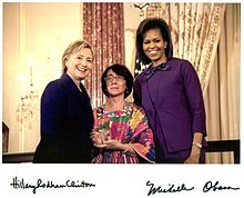 Norma Cruz ontvangt de International Women of Courage Award van Hillary Clinton en Michelle Obama in 2009.  