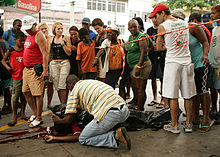 Ett mordoffer i Rio de Janeiro. Ungefär 5 000 personer mördas varje år i Brasilien.  