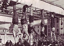 Mussolini e Petacci. La Petacci è la terza da sinistra.