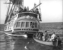 Vzbúrenci posadili kapitána Bligha do malého člna. Scéna z filmu Vzbura na Bounty