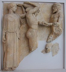 Atlas geeft de appels aan Herakles in een metope uit de tempel van Zeus in Olympia omstreeks 460 v.Chr.  