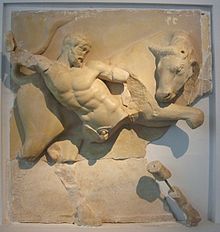 Heracules en de Kretenzische stier in een metope uit de tempel van Zeus in Olympia omstreeks 460 v.Chr.  