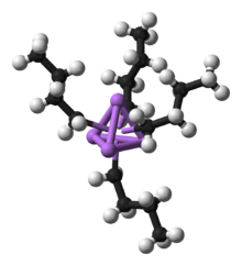 n-Butyllithium , um composto organometálico. Quatro átomos de lítio são mostrados em roxo em um tetraedro, e cada átomo de lítio é ligado a um grupo butil (o carbono é preto, o hidrogênio é branco)