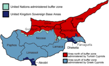 Oblasti Kypru; Turecká republika je červená, republika světle modrá, nárazníková zóna zelenkavá a námořní základny tmavě modré.
