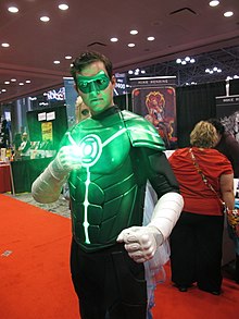 Een Cosplayer verkleed als Green Lantern  