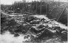 Martwi żołnierze brytyjscy po niemieckim ataku gazowym, prawdopodobnie z użyciem fosgenu, podczas I wojny światowej