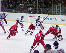 Os jogadores profissionais da NHL foram autorizados a participar do hóquei no gelo a partir de 1998 (jogo de medalha de ouro de 1998 entre a Rússia e a República Tcheca na foto).
