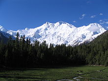 Nanga Parbat, de 9e hoogste top ter wereld en een van de gevaarlijkste voor klimmers, ligt in de noordelijke gebieden van de regio Kashmir, in Pakistan.  