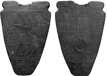 La paletta di Narmer registra l'unificazione dell'Alto e Basso Egitto, ~3200 a.C. Originale nel Museo Egizio, Cairo.