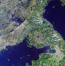 Satellite image of Petersburg and surroundings: From left to right Gulf of Finland, Saint Petersburg, Lake Ladoga. In the upper left corner the border to Finland, in the bay in front of Petersburg the island fortress Kronstadt and from there the dam in front of Petersburg.