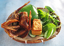 Smažený holub s nasi timbel (ryža v banánovom liste), tempehom, tofu a zeleninou, sundánska kuchyňa, Indonézia