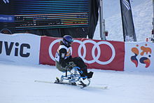 Schiorul spaniol Nathalie Carpanendo folosind un mono-ski