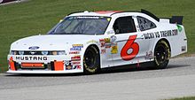 Stenhouse corriendo en la Nationwide Series en Road America en 2011. Ese año ganó el campeonato.