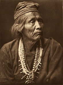 Nesjaja Hatali, "Medicine Man" of the Navajo - Priest and Artist (Edward Curtis, 1907)