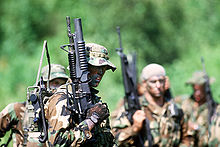 Yhdysvaltain laivaston SEAL-joukot M4-rynnäkkökiväärien kanssa.  