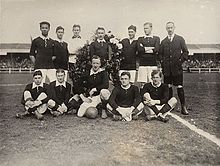 The winning team against England on 24 March 1913, with Bok de Korver in the middle wearing a wreath of honour for his 30th international match.