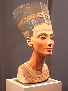 Ikonická busta Nefertiti, součást sbírky Ägyptisches Museum Berlin, která je v současnosti vystavena v Altes Museum.  