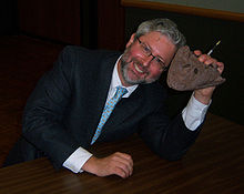 ティクタリクの頭蓋骨を 手にする共同発見者のNeil Shubin氏