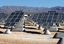 Nellis zonne-energiecentrale op de luchtmachtbasis Nellis in de VS. Deze panelen volgen de zon in één as.  