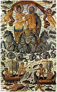 Посейдон и Амфитрит катаются на колеснице, запряженной гиппокампой. Две эроты с обеих сторон. Под ними рыбаки за работой, с нимфами и морскими тварями в водах.
