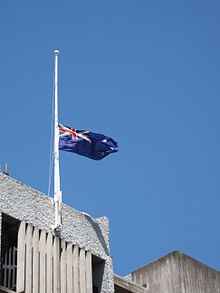 Eine neuseeländische Flagge auf halber Besatzung