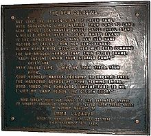 Placa de bronce con el texto de El nuevo coloso de Emma Lazarus