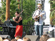Sara Watkins e Chris Thile na turnê de despedida (por enquanto) em abril de 2007