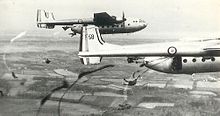 Armée de l'Air's Noratlas met parachutisten.