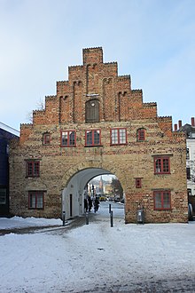 De Nordertor, een stadspoort, in de winter  