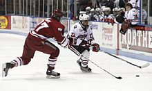 Northeastern University hrá hokej proti University of Massachusetts Amherst