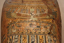Møtrik med vinger på en sarkofag  