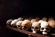 Menselijke schedels uit de Rwandese genocide bij het Nyamata Genocide Memorial.