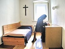 Uma freira carmelita meditando sobre a Bíblia