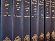 Enkele van de twintig delen van de gedrukte versie van het OED (Oxford English Dictionary). Vandaag de dag worden de on-line en CD-versies meer gebruikt.