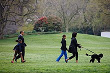 Obamas på gåtur med Bo