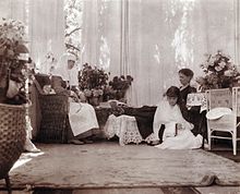 Velkokněžna Anastázie sedí se svou matkou Alexandrou a sestrou Olgou v matčině obývacím pokoji kolem roku 1916. S laskavým svolením: Beinecke Library