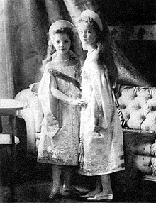 Veľkokňažné Tatiana (vľavo) a Oľga Nikolajevna oblečené v dvorných šatách, asi 1904.