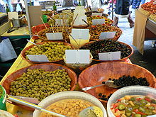 Gemarineerde olijven op een markt in Toulon, Frankrijk