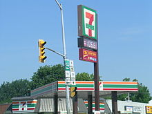 En 7-Eleven-butik med bensinstation i Woodstock, Ontario, Kanada.  