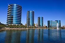 Pohľad na sídlo spoločnosti Oracle spredu
