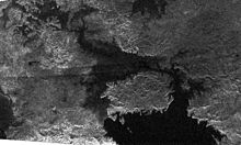 Radarbeeld van Mayda Insula (net rechts en onder het midden) in Kraken Mare  
