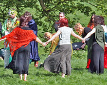 Gente en una ceremonia; el movimiento moderno de las "brujas"  